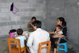 90后夫妻生9娃拍摄者致歉，还谈到了9年前策划争议事件图片