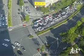 路过深圳北遭遇“上班堵”？深圳交警出手解决路口拥堵图片