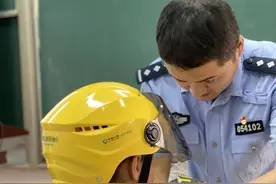 黄色的头盔闪亮的光贴“一盔一带”课堂走进三井实验小学图片