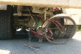 53秒｜水泥罐车碾压自行车致人死亡 都是视觉盲区惹的祸图片