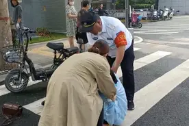 吓人！一女子骑车突然摔倒抽搐吐白沫，幸得遇上好心人纷纷出手相助图片
