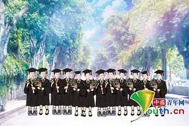 暖！高校90后空乘专业辅导员为毕业生制作“云毕业照”图片