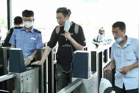 北京火车站实现无接触检票进站图片
