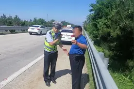 41秒 |“我让交警逮起来了……”当热心交警碰上语出惊人的老大爷和他马虎的老伴时，会发生什么？图片