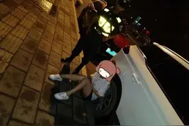 年轻女子醉倒杭城街头，边哭边喊“渣男”！一群陌生男人守了她一夜图片