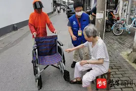 85岁老人溜出家门迷路，社区助其回家图片