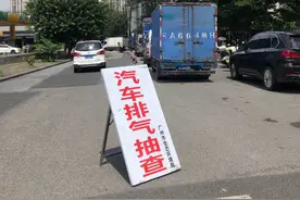 全市31个路检点抽查柴油车，排放超标罚款200元图片