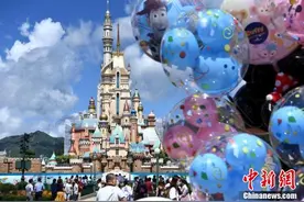 香港迪士尼乐园重开 市民入场游历奇妙旅程图片