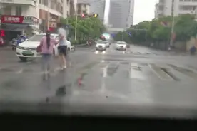 盲人大姐南宁街头误入车流被困，热心民警冒雨相助获颁正能量图片