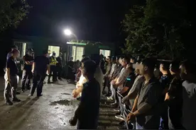 深圳一鱼塘老板集装箱里开赌档被抓，提供餐饮服务赌完还送打车费图片