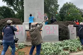 非裔球星雕像惨遭涂鸦，被喷“白人的命也是命”图片