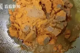 红油反复用、剩菜直接给下一桌……！这家火锅店后厨令人作呕图片
