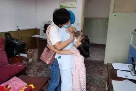 邮件柜突然倒下压住5岁女孩！事发贵阳一小区，女孩妈妈既心痛又感动……图片