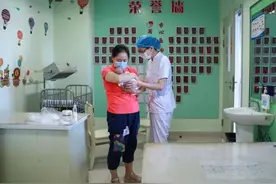出生仅500克的“巴掌宝宝”出院啦图片