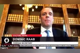 不盲从！英国外相：我只对两人单膝下跪——女王和我求婚的女人图片