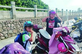 让家长学生戴好头盔 城东小学自有妙招图片