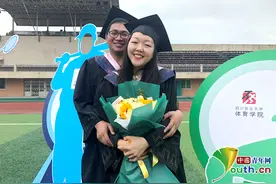 大学生情侣双双升学成功 男生曾陪女友打球瘦了20斤图片