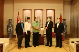 新加坡华社向病逝中国务工人员的遗属捐款图片