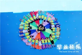 创意十足！长沙幼儿园拍摄毕业照，萌娃们变身鱼儿遨游大海图片