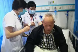 长沙七旬老人高烧不退性情狂躁，原来肺里“住进了”2颗桂圆核图片
