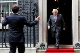 英法领导人疫情后首次“面对面”：马克龙访英会晤约翰逊图片