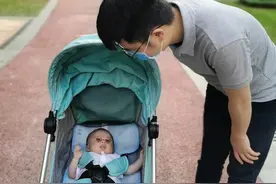 图集｜爸爸们晒哄娃绝招，妈妈们群槽的弹幕亮了图片