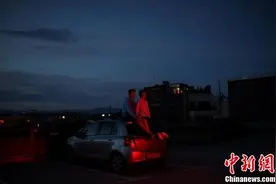 好浪漫！保加利亚情侣伴夜色坐车顶上看电影图片
