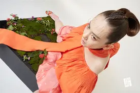 戚薇登《伊周》双封面 蜘蛛眼妆尽显高级的时尚感图片