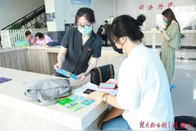 员工催要工资未果将老板告上法院，法官高效结案追回欠薪图片