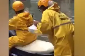 广西一城市内涝小哥开快艇送外卖，网友：外卖小哥的技能让人摸不透图片
