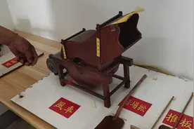 手掌上能跑独轮车！新乡“活鲁班”打造百余件迷你农具，留住千年农耕记忆图片