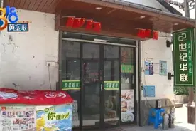 手腕粗的蛇爬进大姐家里，消防救援现场说差点被臭晕图片