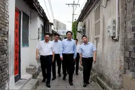 市人大常委会领导开展回选区访选民活动图片