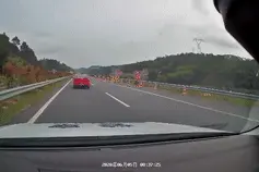 严查！高速公然阻碍执勤警车，多次鸣笛和喊话无效图片