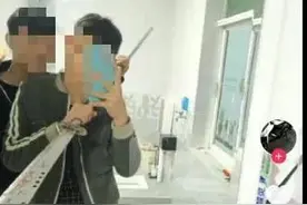 治庸·安边丨小伙儿网上“晒”刀枪 蜀黍：法办！图片