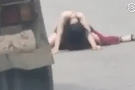 数名女孩在街头上演大尺度热舞，你告诉我这是艺术？图片