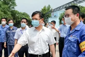 中国宝武总经理、党委副书记胡望明慰问武钢抗疫供氧团队并到武工职院、武汉耐材调研图片