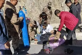 又是军人出手！有人民子弟兵在，危险就会远离图片