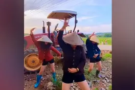 农家女菜地旁跳女团舞：广场舞太简单