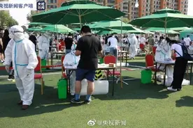 医务人员脚踩冰块工作说有点凉气了图片