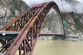 川藏铁路拉萨至林芝段120座桥梁主体工程完工 藏木雅鲁藏布江双线特大桥今日合龙图片