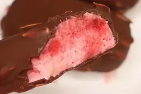 周末美食DIY|盛夏时，来一块巧克力脆皮酸奶雪糕吧图片