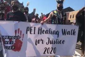 加拿大爱德华王子岛省再次爆发反对歧视原住民的“疗伤步行”抗议活动图片
