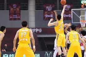 三少齐发威！全华班广厦半场砍下58分图片