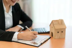 房子交付大半年，房产证却办不出？杭城多个楼盘业主急了：影响孩子读书图片