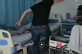 儿子用拖鞋抽打住院父亲！过程与原因披露图片