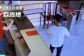 叔叔太坏！带着侄儿不学好 专偷健身房更衣间储物柜图片