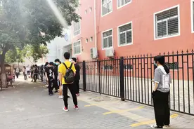 北京高考英语听力二次机考开考，考前先对耳机、鼠标消毒图片