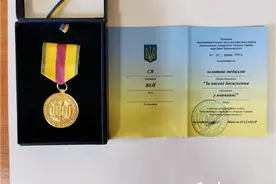 中国留学生夏伟获乌克兰国防大学最高荣誉金质奖章图片