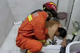 太囧！男子捡1元硬币，手臂被卡厕所蹲坑洞中图片